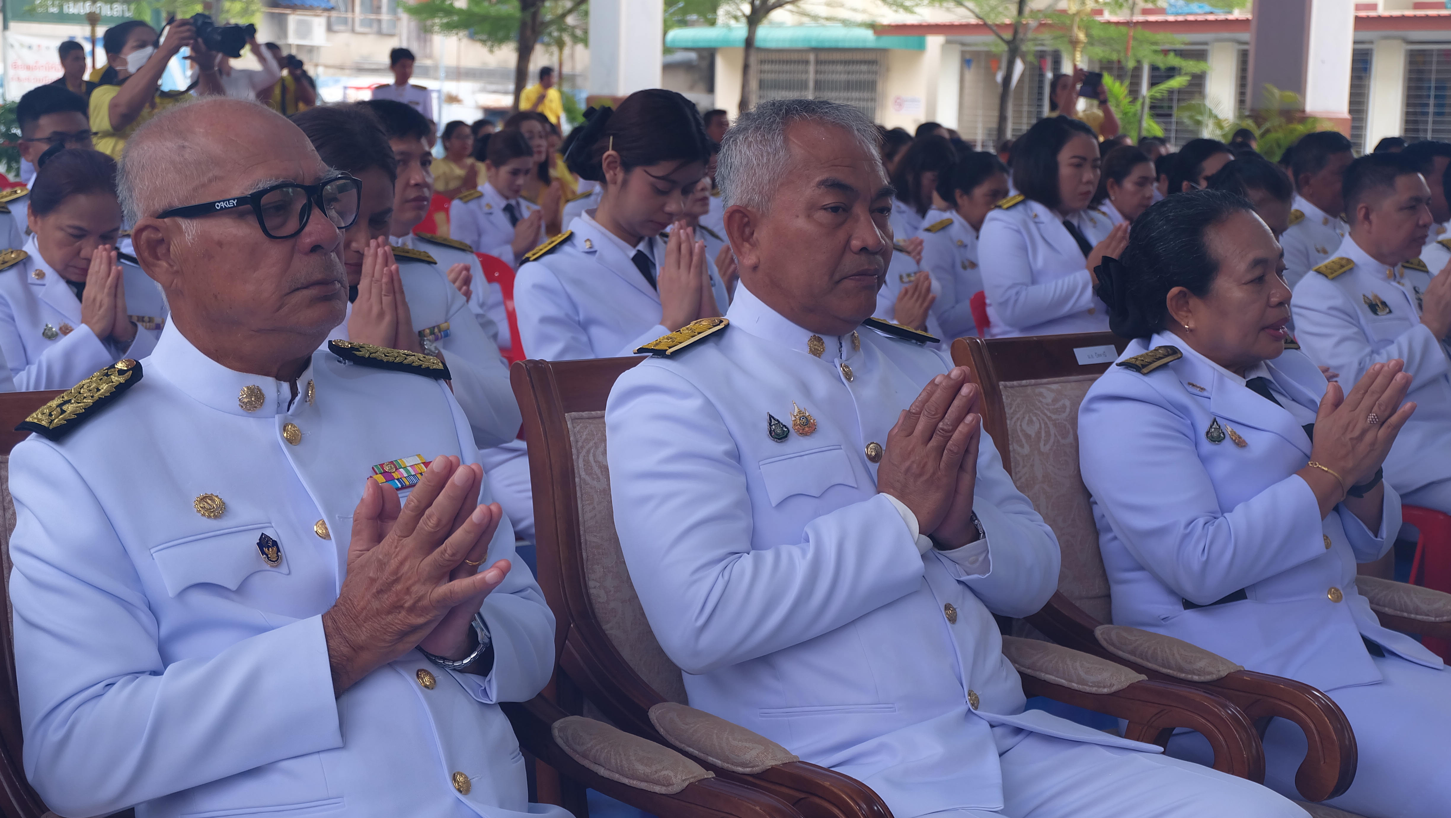 ทำบุญตักบาตรวันเฉลิมพระชนมพรรษา
