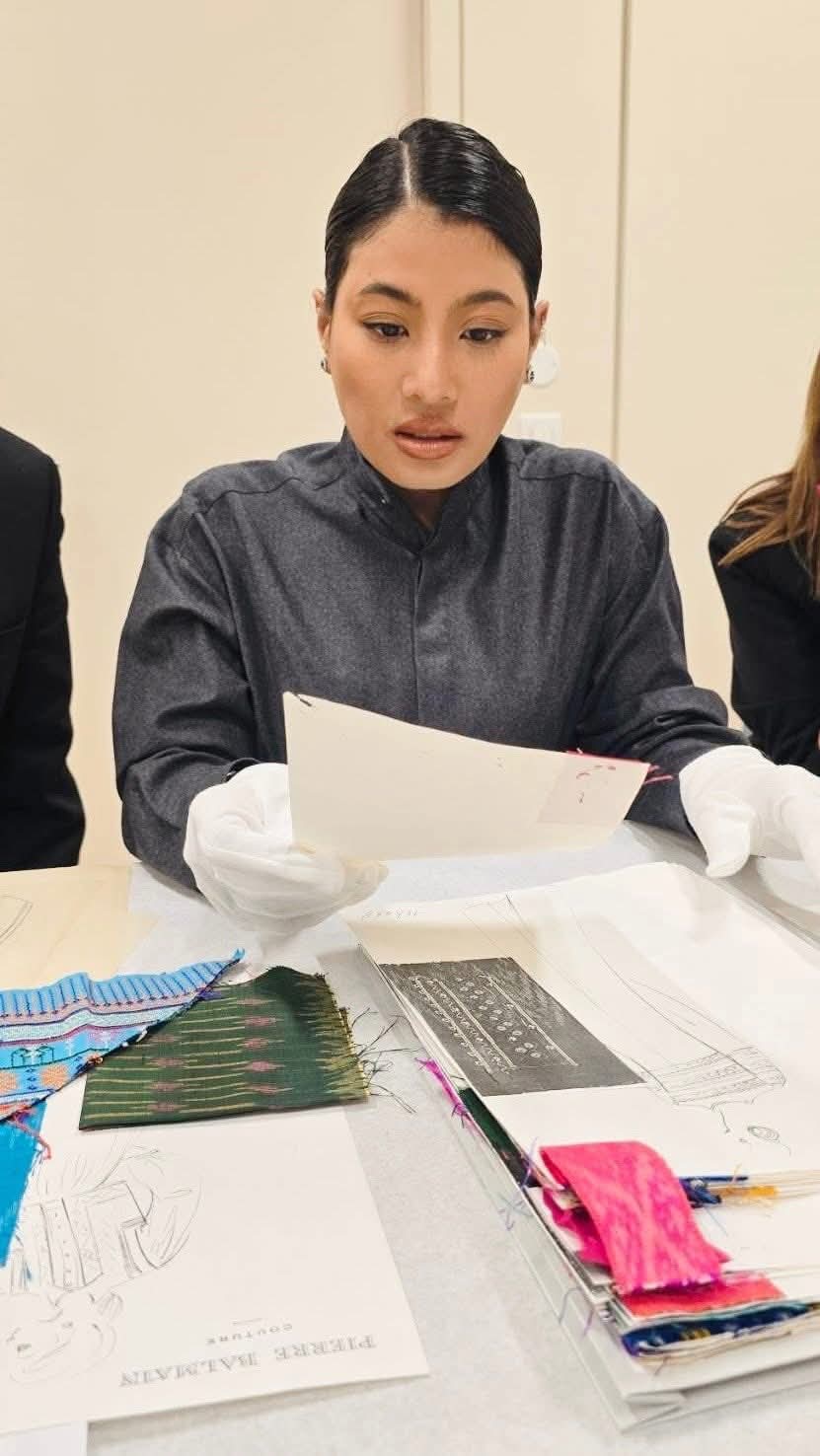 สมเด็จพระเจ้าลูกเธอ เจ้าฟ้าสิริวัณณวรี นารีรัตนราชกัญญา เสด็จฯ ไปทรงศึกษาค้นคว้าข้อมูลฉลองพระองค์ของสมเด็จพระนางเจ้าสิริกิติ์ พระบรมราชินีนาถ พระบรมราชชนนีพันปีหลวง ซึ่งออกแบบและตัดเย็บโดยห้องเสื้อบัลแมง จากหอจดหมายเหตุของห้องเสื้อบัลแมงซึ่งเป็นฐานข้อมูลทางประวัติศาสตร์ที่จัดเก็บไว้เกือบ 70 ปี เพื่อประกอบการจัดทำนิทรรศการ LA MODE EN MAJEST&Eacute;, HAUTE COUTURE ET TRADITION &Agrave; LA COUR DE THA&Iuml;LANDE ณ สำนักงานใหญ่ของห้องเสื้อบัลแมง กรุงปารีส สาธารณรัฐฝรั่งเศส วันที่ 12 มกราคม พ.ศ 2569