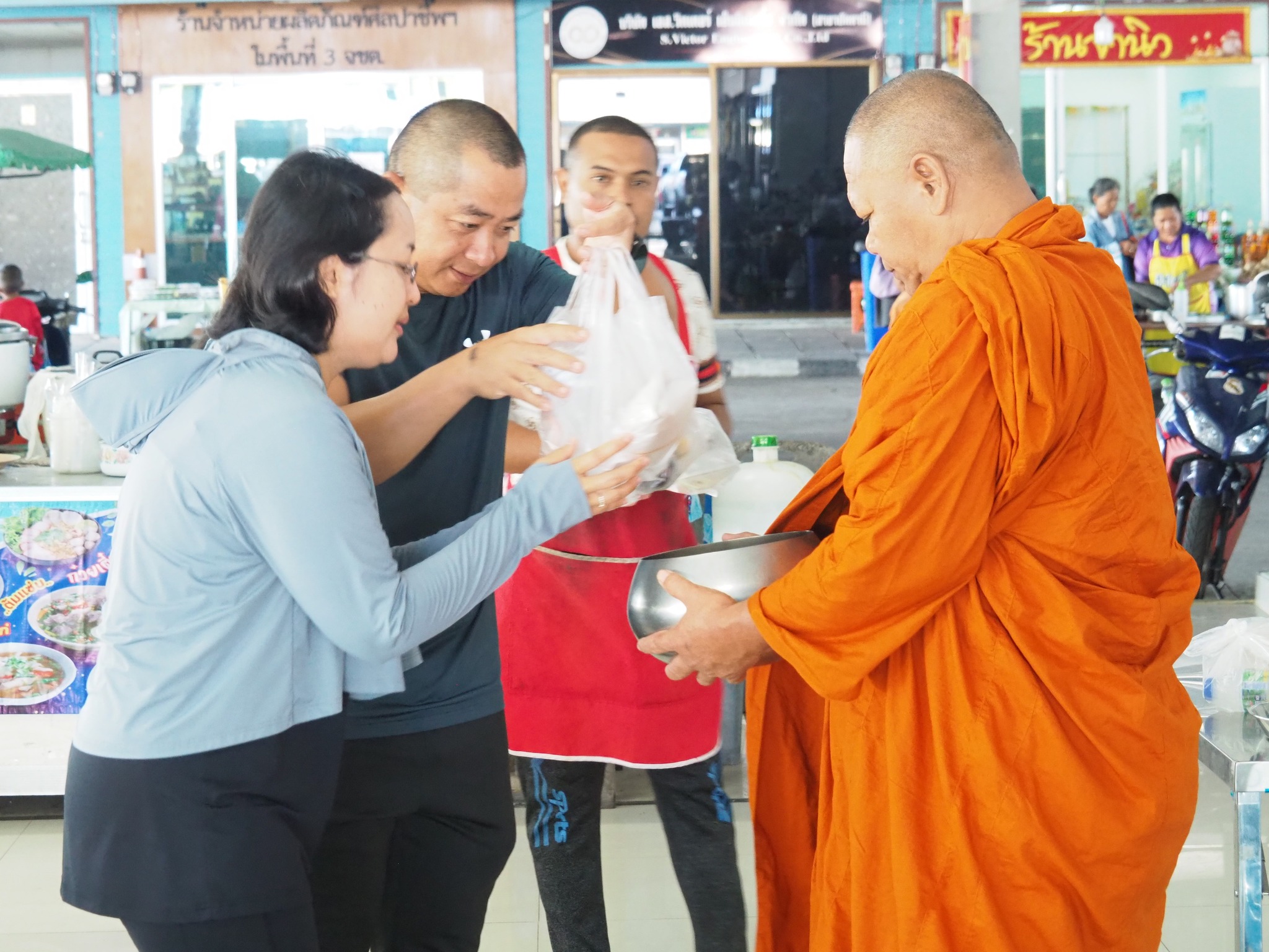 ศูนย์ประสานงานโครงการอันเนื่องมาจากพระราชดำริ จัดกิจกรรมพิธีตักบาตรพระภิกษุสงฆ์ สืบสานพระพุทธศาสนา ถวายเป็นพระราชกุศลแด่สมเด็จพระบรมราชชนนีพันปีหลวง