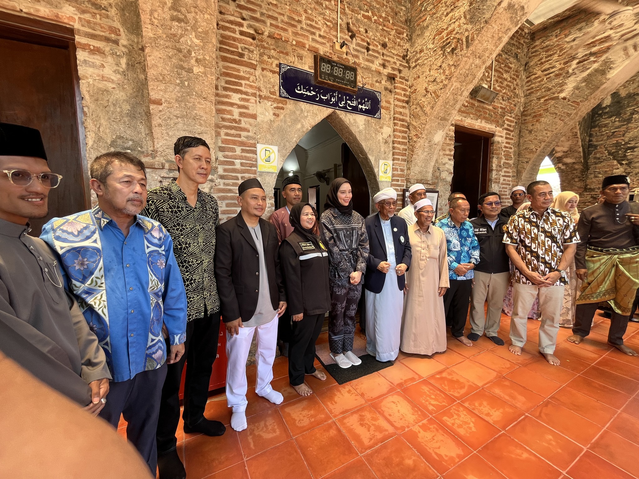 นางสาวซาบีดา ไทยเศรษฐ์ รมว.วัฒนธรรม เดินทางเยี่ยมชม มัสยิดกรือเซะ ต.ตันหยงลูโละ อ.เมืองปัตตานี จ.ปัตตานี 