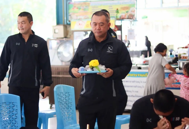 ผอ.ศปพร. นำประชาชนตักบาตรเฉลิมพระเกียรติฯ เสริมสร้างสันติสุขจังหวัดปัตตานี