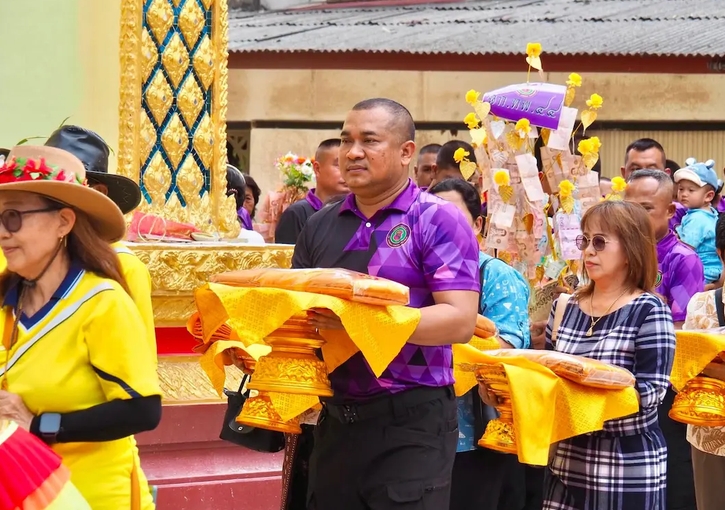 &ldquo;ผบ.ฉก.ทพ.44 นำพุทธศาสนิกชนร่วมทอดผ้าป่าสามัคคี สร้างวิหารหลวงปู่เสาร์ วัดจุฬามณี สายบุรี&rdquo;
