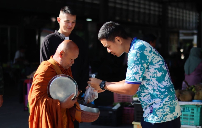 "ศรัทธาไม่มีพรมแดน... ความดีไม่มีวันสิ้น! ศปพร. รวมใจตักบาตรถวายพระราชกุศล เปลี่ยนเช้าวันธรรมดา ให้เป็นพลังแห่งความสามัคคี"