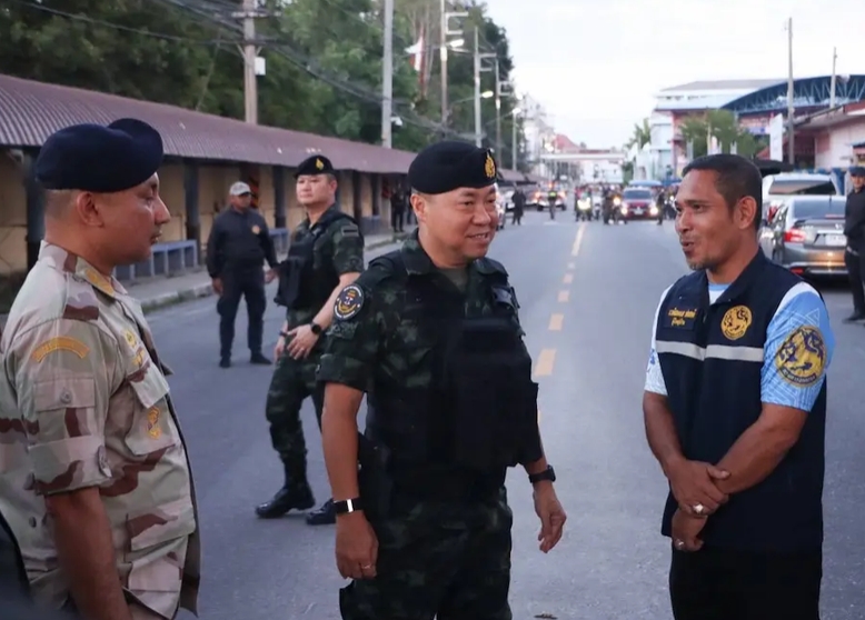 &ldquo;เสธ.ทบ.&rdquo; ลงพื้นที่ปัตตานี ตรวจจุดตรวจ&ndash;เยี่ยมกำลังพล พบปะประชาชน ย้ำ &ldquo;เรียกความเชื่อมั่นกลับมา&rdquo; ผนึกกำลังฝ่าผ่านสถานการณ์ไปด้วยกัน