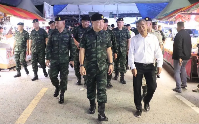 &ldquo;ปัตตานียังเดินหน้า&rdquo; เสธ.ทบ. ลงพื้นที่สัมผัสวิถีชุมชนยามค่ำ ร่วมงานกาชาด&ndash;พบประชาชน&ndash;พูดคุยภาคธุรกิจและกีฬา ย้ำยกระดับความปลอดภัย สร้างความเชื่อมั่นให้คนตานี
