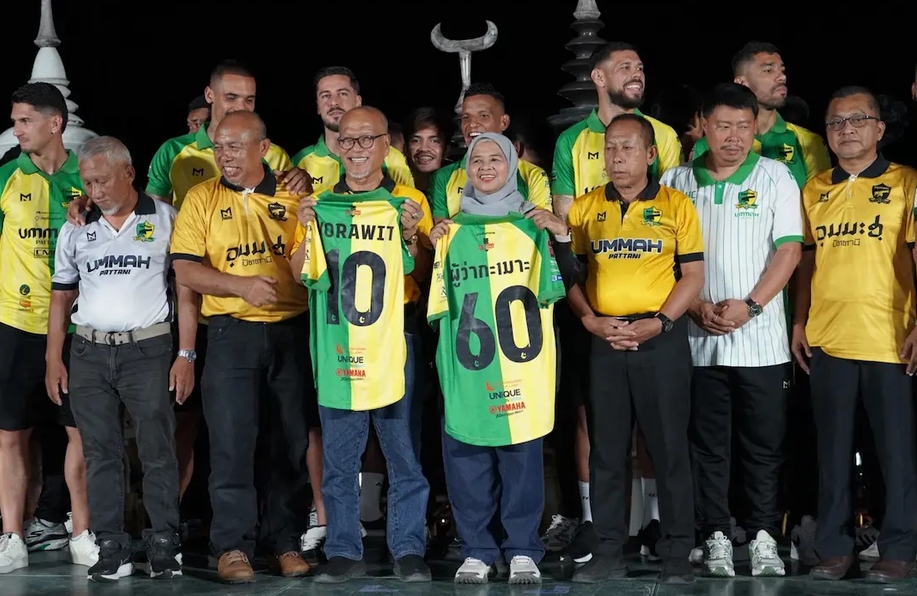 ผู้ว่าฯ ปัตตานี เปิดตัวนักฟุตบอลและชุดแข่งขัน &ldquo;ปัตตานี เอฟซี&rdquo; ฤดูกาล 2026/27 อย่างเป็นทางการ