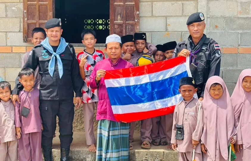 สร้างมิตรภาพชายแดนใต้ ทหารพราน 44 เยี่ยมเยียนตาดีกาบ้านเขาดิน พร้อมสนับสนุนอุปกรณ์กีฬาให้นักเรียน