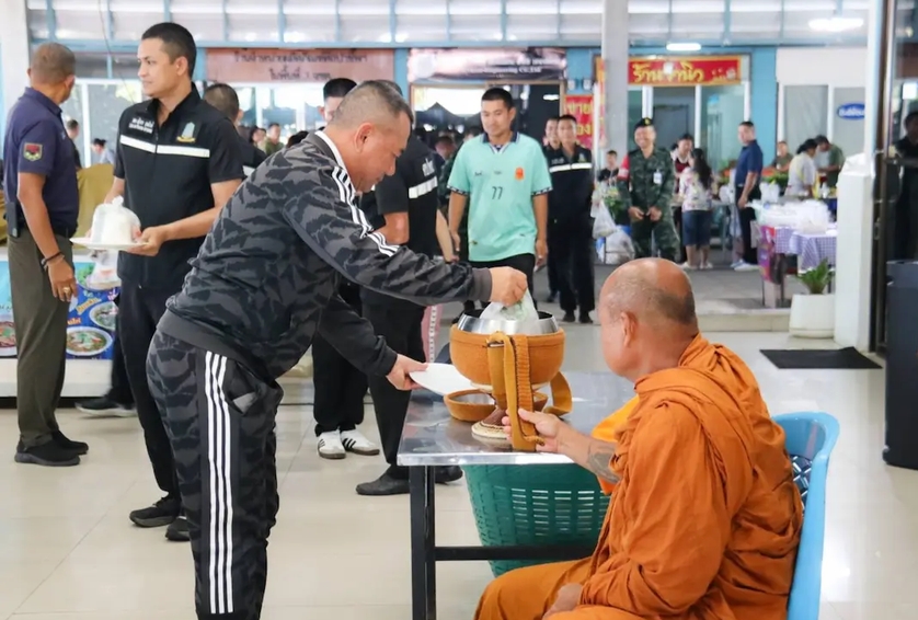 ศปพร. นำกำลังพลและประชาชนจัดพิธีทำบุญตักบาตร ถวายเป็นพระราชกุศลและสืบสานพระพุทธศาสนาในพื้นที่ชายแดนใต้