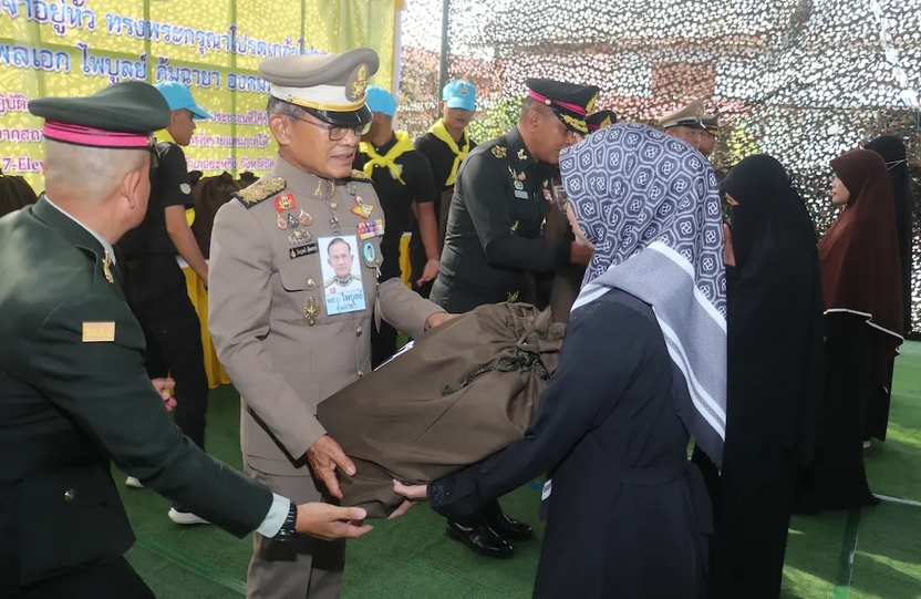 พระบาทสมเด็จพระจ้าอยู่หัว โปรดเกล้าฯ ให้องคมนตรี เชิญสิ่งของพระราชทานเยี่ยมเยียนและให้กำลังใจเจ้าหน้าที่และประชาชนผู้ได้รับผลกระทบจากสถานการณ์ความไม่สงบในพื้นที่จังหวัดปัตตานี