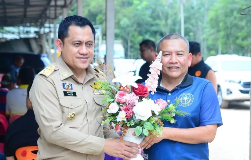 นายอำเภอกะพ้อ จังหวัดปัตตานี ร่วมแสดงความยินดีแก่ผู้ใหญ่บ้าน หมู่ที่ ๓ ตำบลปล่องหอย ในโอกาสได้รับรางวัลผู้ใหญ่บ้านยอดเยี่ยม ประจำปี ๒๕๖๙