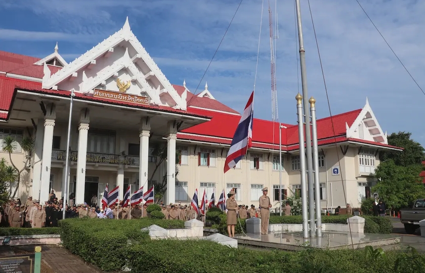 จังหวัดปัตตานี จัดกิจกรรมเคารพธงชาติและร้องเพลงชาติไทย เนื่องในวันพระราชทานธงชาติไทย (Thai National Flag Day)