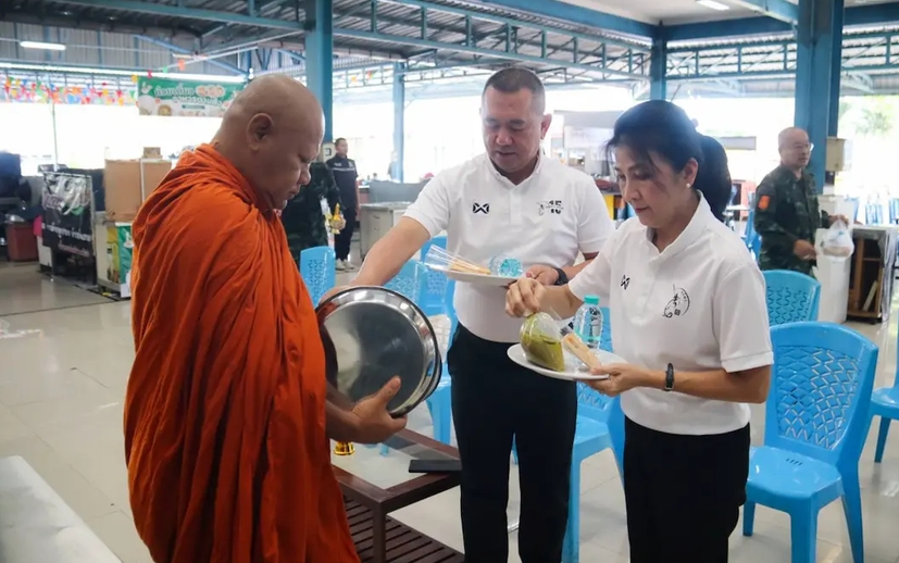 ศปพร. นำกำลังพล&ndash;ครอบครัว&ndash;ประชาชน ร่วมทำบุญตักบาตร สืบสานพระพุทธศาสนาและประเพณีทำบุญวันสารทเดือนสิบ ถวายเป็นพระราชกุศล