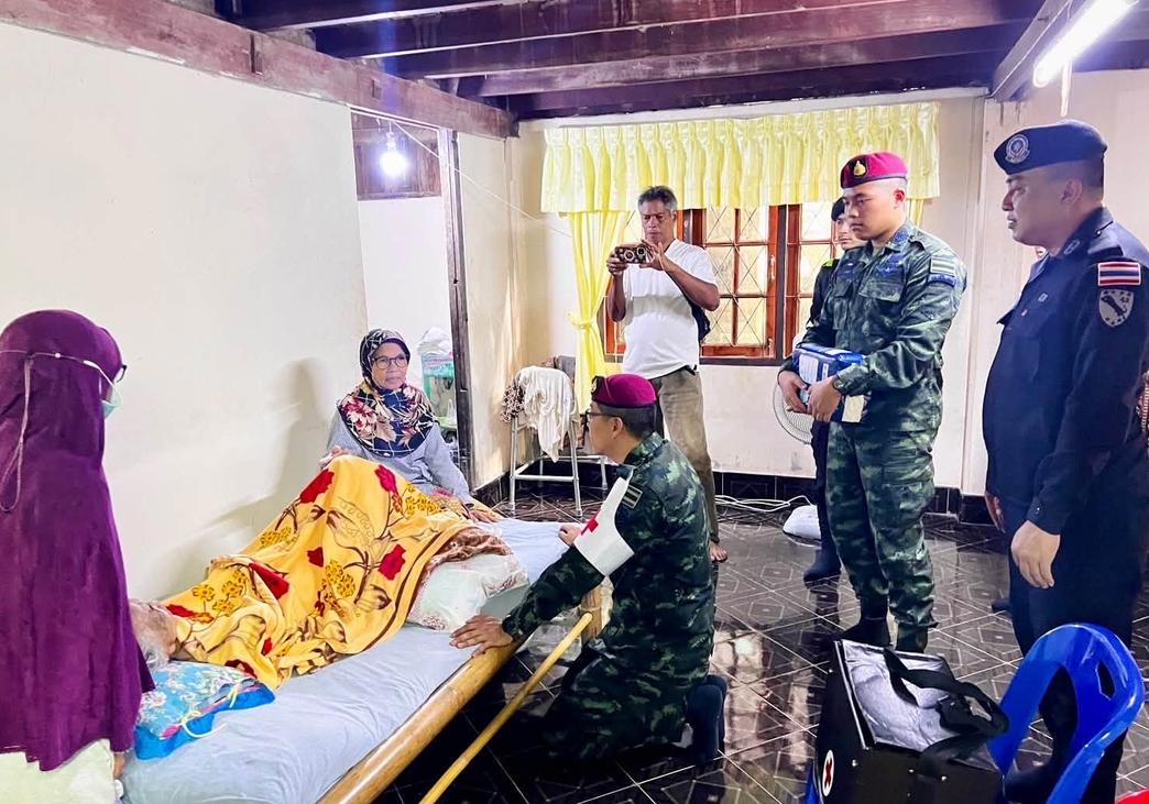 ฉก.ทพ.43 ห่วงใยใส่ใจประชาชน ลงพื้นที่เยี่ยมผู้ป่วยติดเตียง มอบผ้าอ้อมผู้ใหญ่ พร้อมตรวจสุขภาพเบื้องต้น ถึงบ้าน