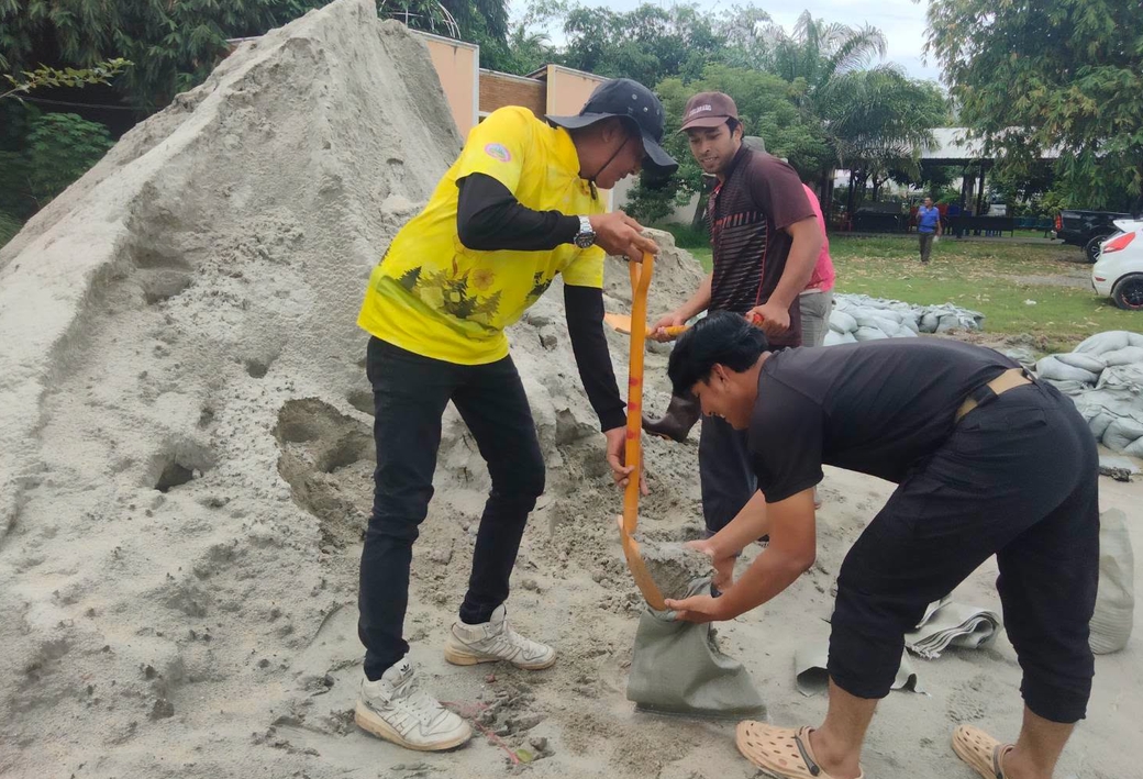 เทศบาลเมืองรูสะมิแล เร่งบรรจุกระสอบทราย เตรียมรับมือพายุฝนและระดับน้ำเขื่อนบางลาง พร้อมเปิดจุดแจกจ่าย 27&ndash;30 ต.ค. นี้
