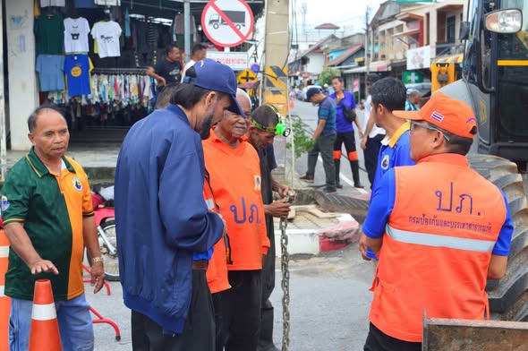 ตะลุบันเร่งรับมือน้ำท่วม! ติดตั้งเครื่องสูบน้ำระยะไกล ช่วยระบายน้ำจุดเสี่ยงสี่แยกมัสยิดตะลุบัน